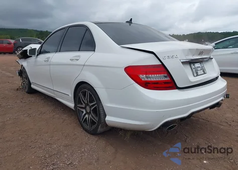 2013 Mercedes-Benz C 350 Sport z USA, uszkodzony, nr VIN WDDGF5HB4DA834763